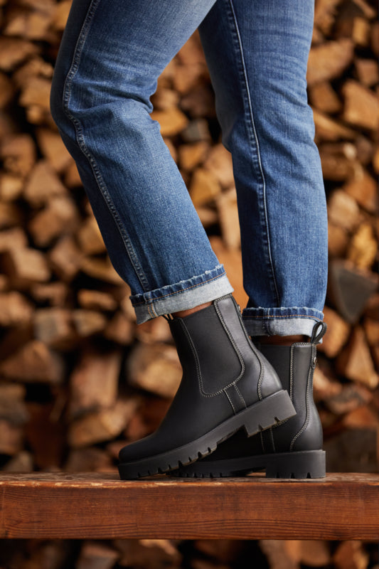 Ariat Women's Wexford Lug Waterproof Leather Chelsea Boot Jet Black